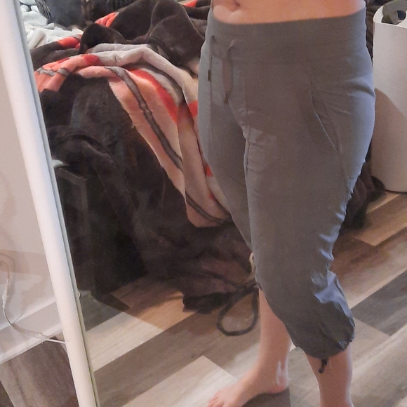 Lululemon crop studio - Picture 2 of 2